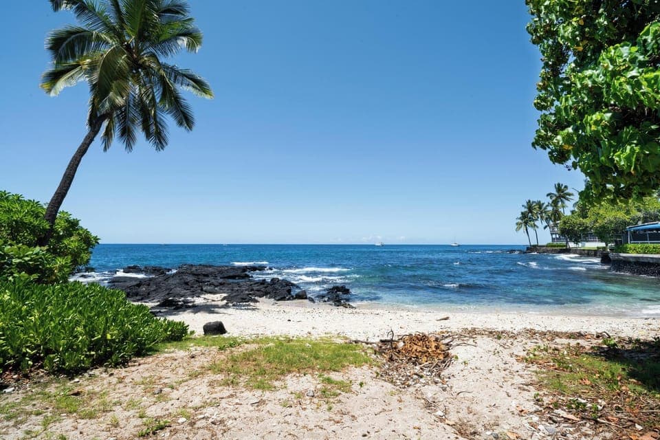 Studio's location offers easy access to local shops, restaurants, beaches, and the vibrant Kailua-Kona town center — ideal for walkable convenience.