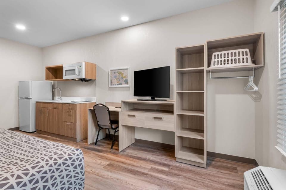Standard Room, 1 Queen Bed, Non Smoking | Free WiFi, bed sheets