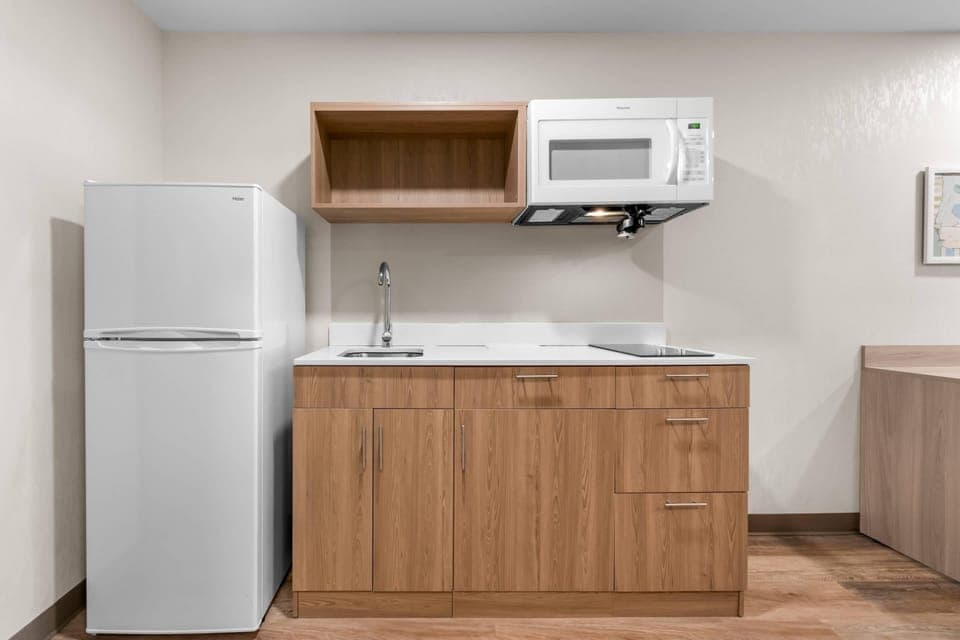 Standard Room, 1 King Bed, Non Smoking | Free WiFi, bed sheets