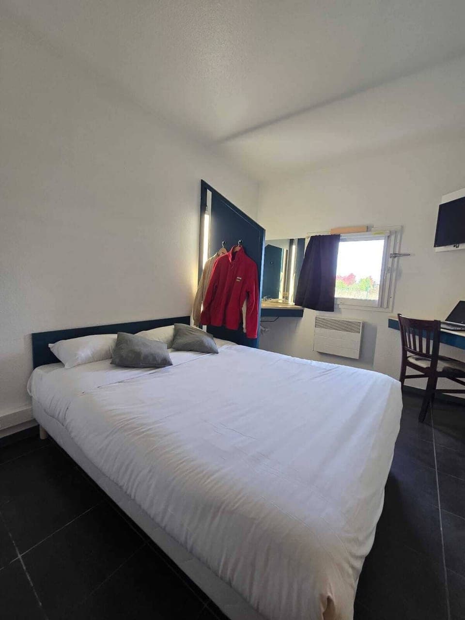 Free WiFi, bed sheets