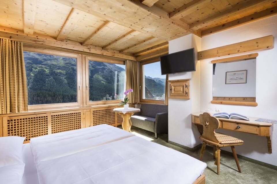 Comfort Double Room, Lake View | In-room safe, individually decorated, individually furnished, desk