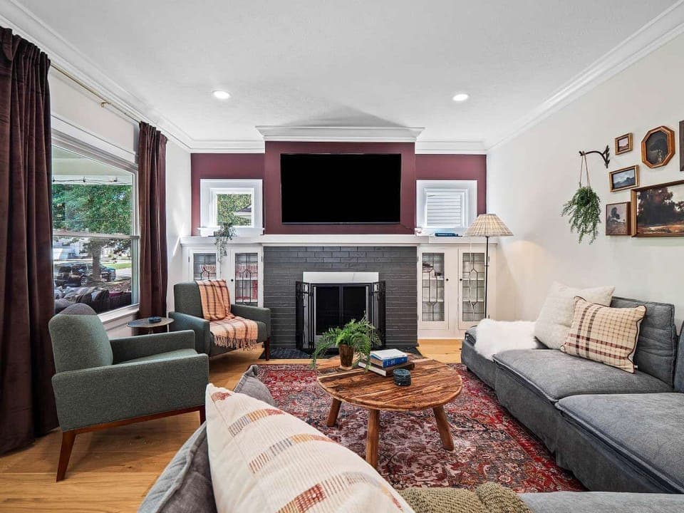 Spacious open living area designed for easy lounging & casual gatherings.