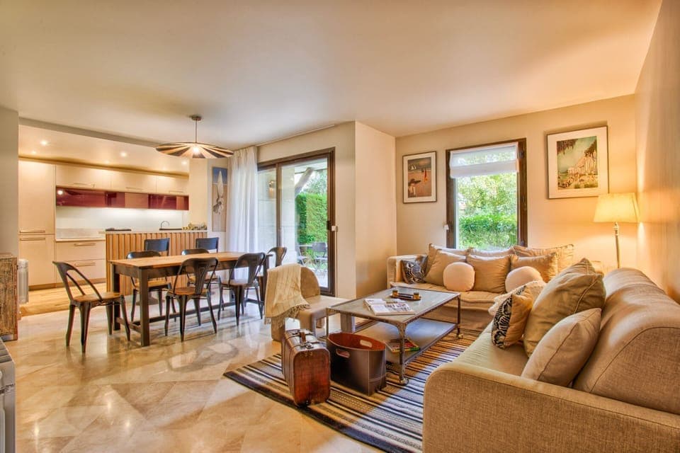 Salon donnant sur le jardin avec canapés et table basse