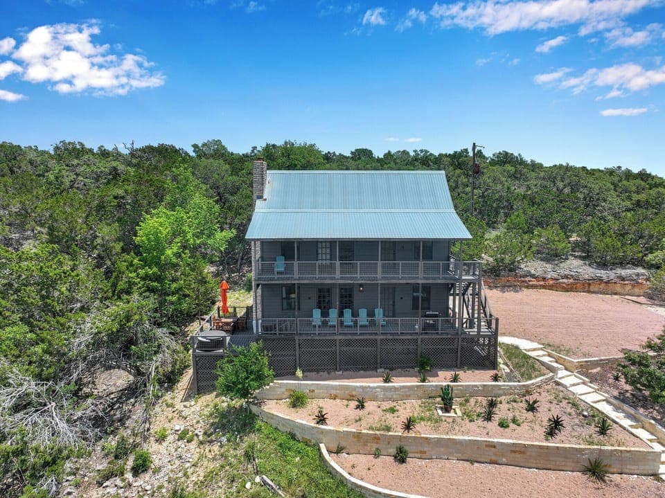Two story escape with hill country views - Shadewind at The Bend
