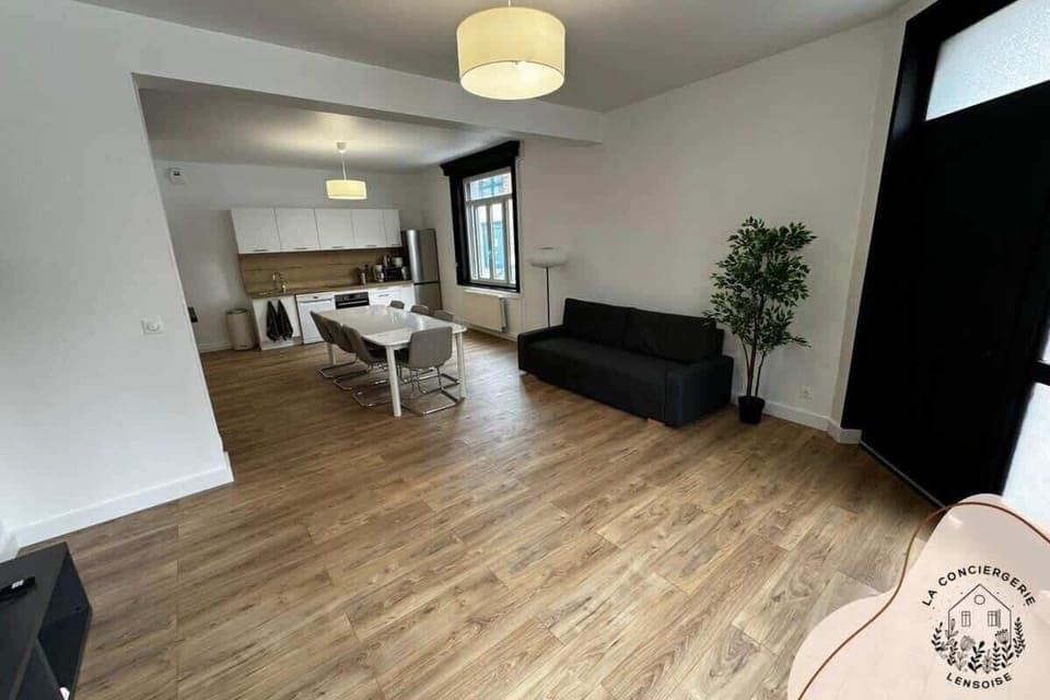 TV, WIFI, canapé, fauteuils, table basse..