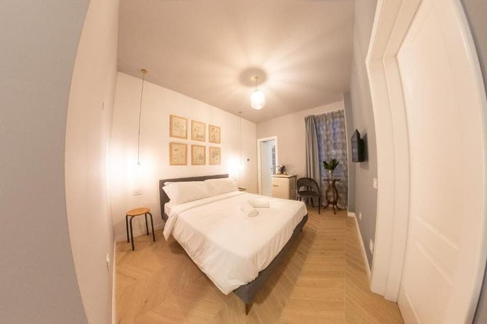 Deluxe Room | Desk, laptop workspace, blackout drapes, soundproofing