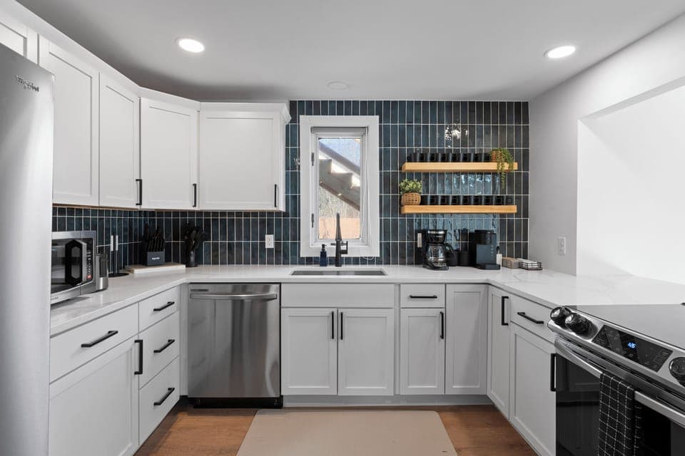 Cook, connect, & create memories 🍳☕ The modern kitchen at Notre Dame Pool Haus is fully equipped for family meals, morning coffee, or late-night snacks. Your home away from home awaits!