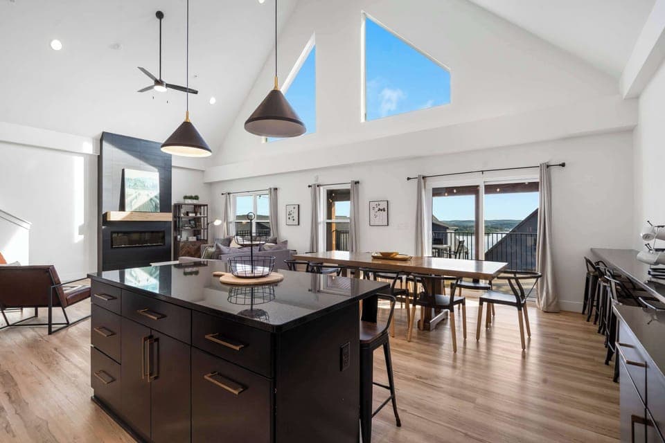 The sophisticated kitchen is well equipped for an unforgettable getaway​