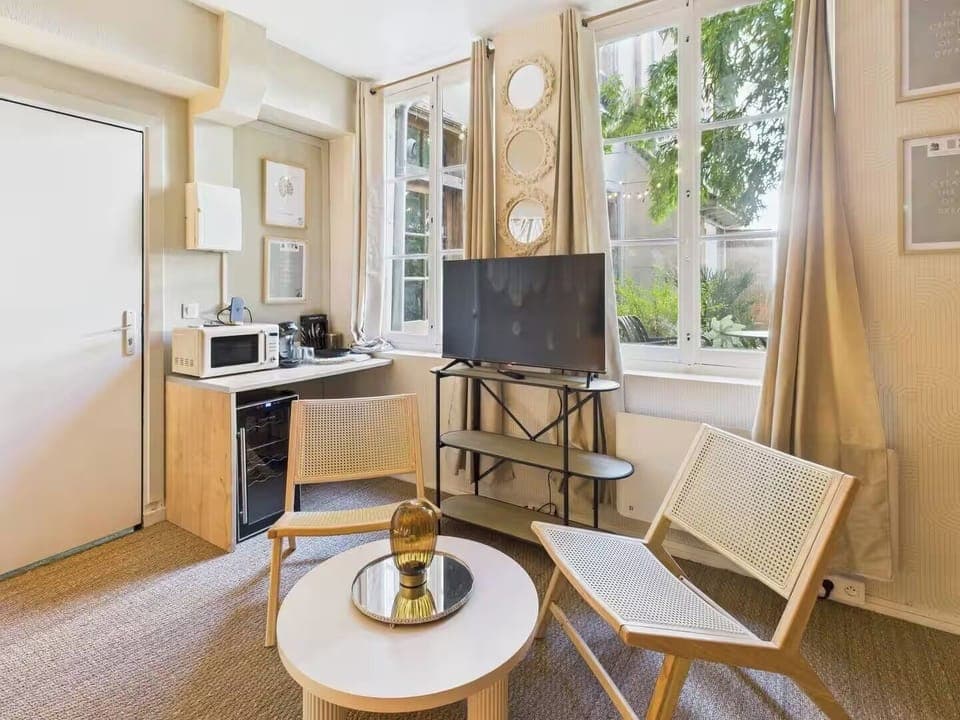 Comfort Room, City View | Living area