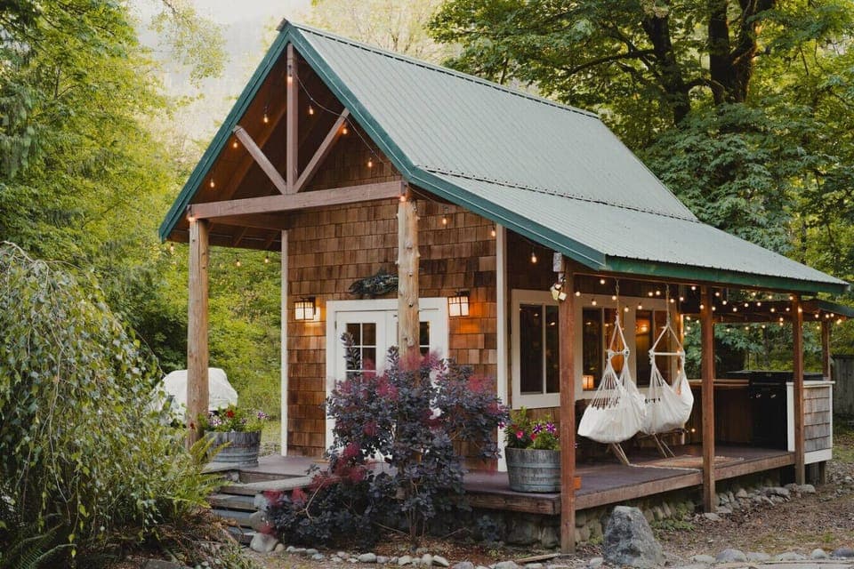 A picture-perfect cabin for two, nestled in nature with glowing rope lights & peaceful ambiance!
