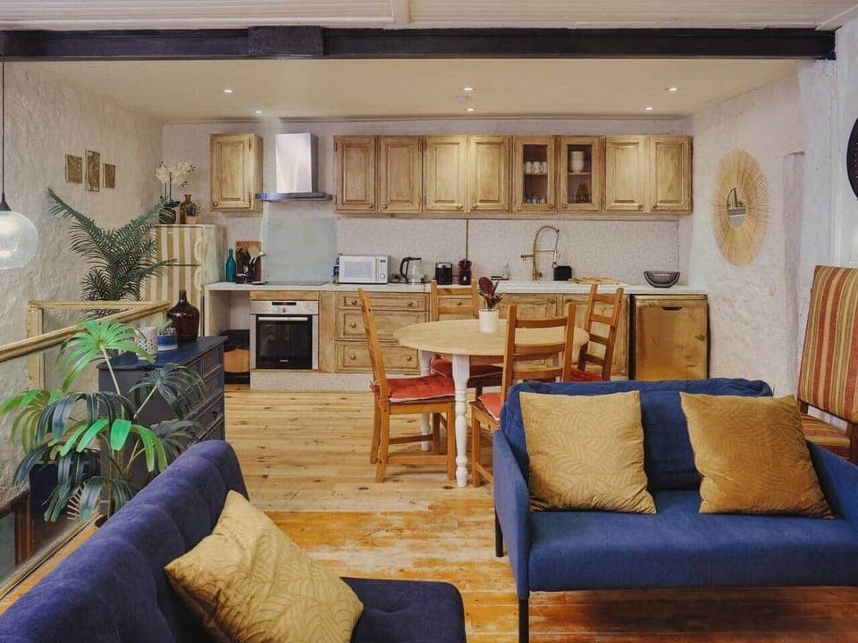 Table à manger pour 4 personnes dans l’espace repas, avec une cuisine ouverte entièrement équipée.