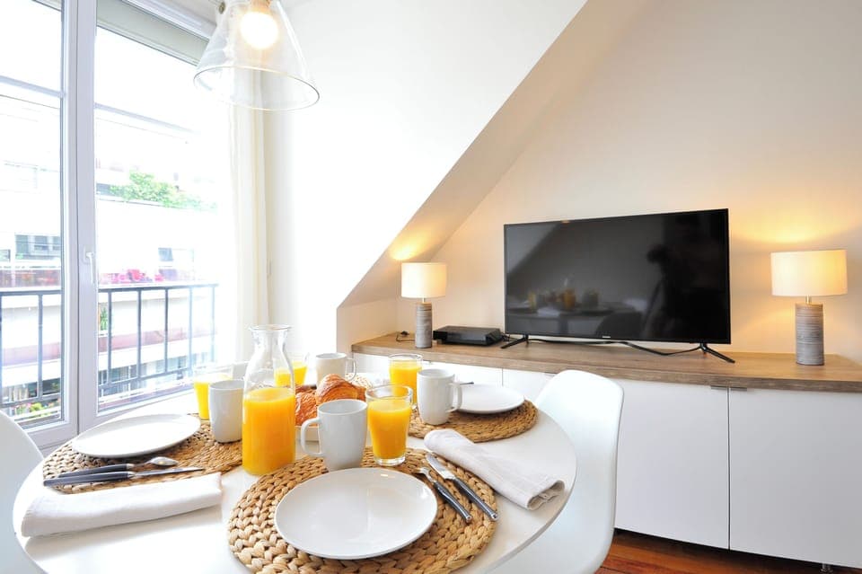 Classic Suite, City View | Living area