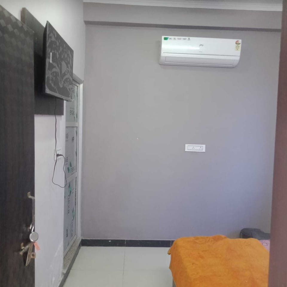 Deluxe Room | Free rollaway beds, free WiFi, bed sheets