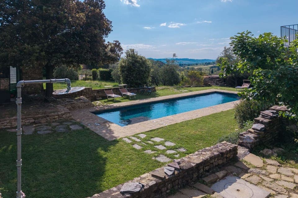 Outdoor shower and shaded corner available for guests’ comfort.