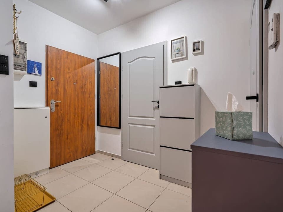 Entrance Hall with Mirror and Storage | Book Now with RENTUJEMY.COM