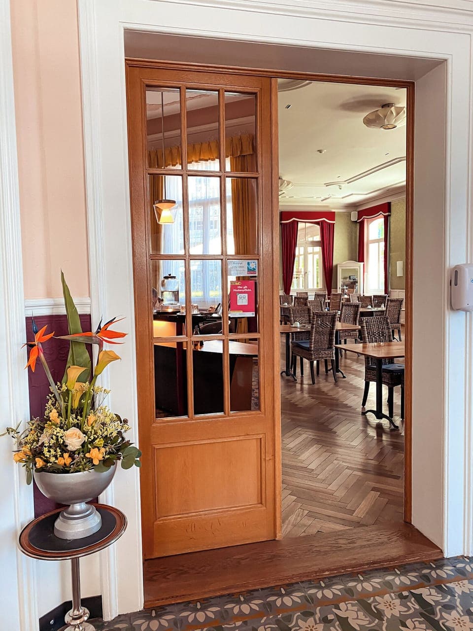 Daily buffet breakfast (CHF 25 per person)