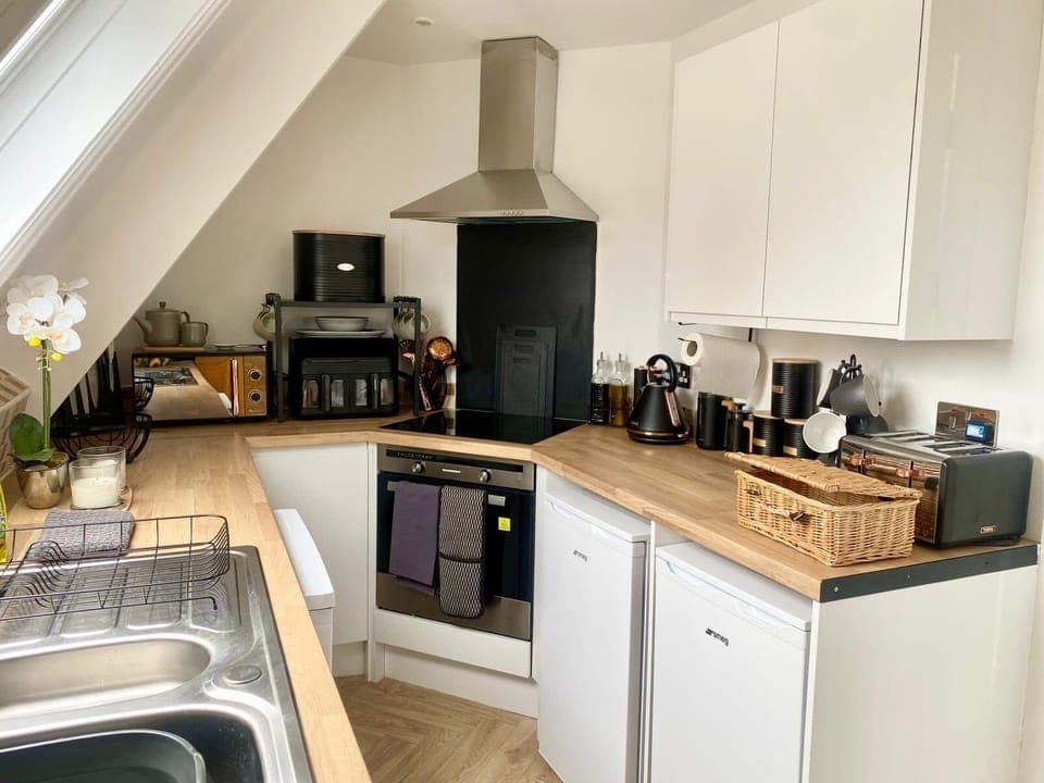 Well-equipped kitchen with hob, oven, fridge, and all the essentials — perfect for everything from quick breakfasts to evening meals.
