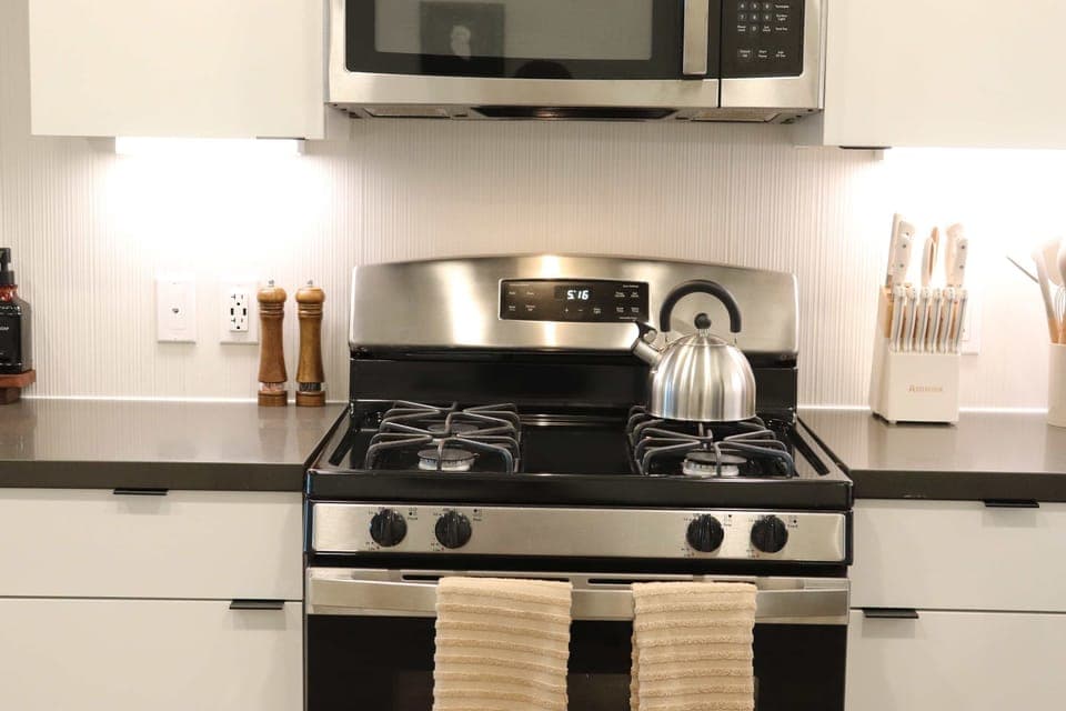 
Experience extended comfort with a fully equipped kitchen featuring a coffee machine, stovetop, and microwave—everything you need for a seamless long-term stay