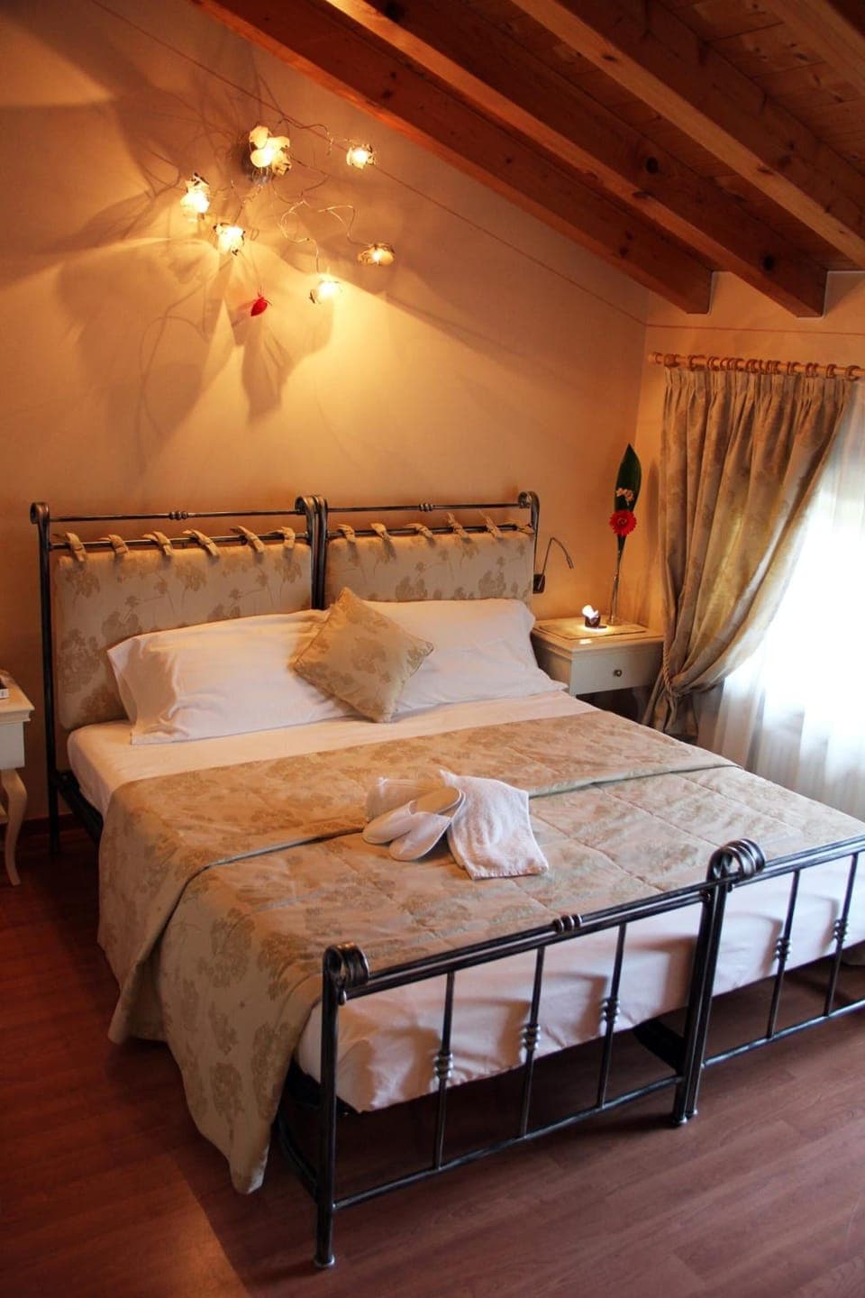 Premium bedding, minibar, desk, soundproofing