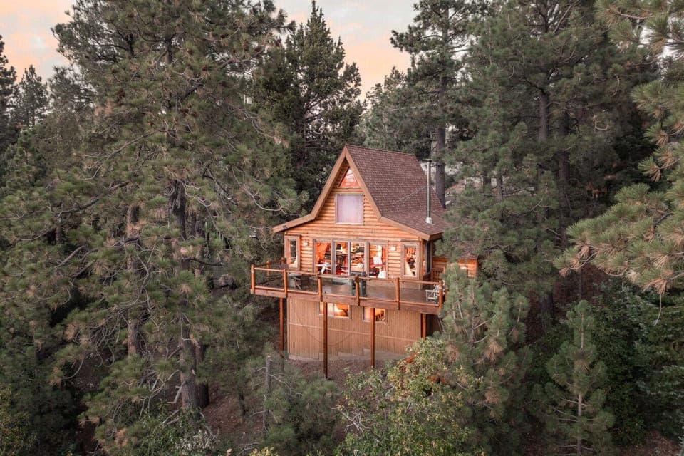 Stunning treehouse vibes with direct mountain views