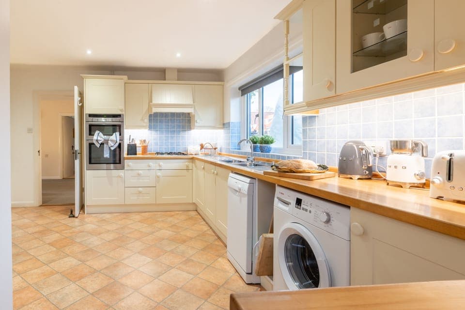 Ground floor: Kitchen with built-in oven, dishwasher and washing machine