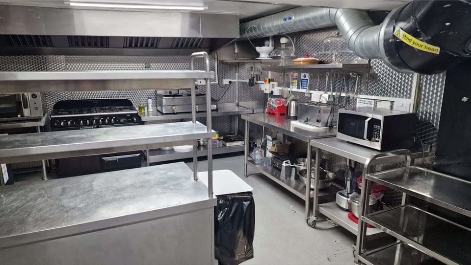 House, Pets Allowed, Garden View | Private kitchen | Full-size fridge, microwave, oven, stovetop