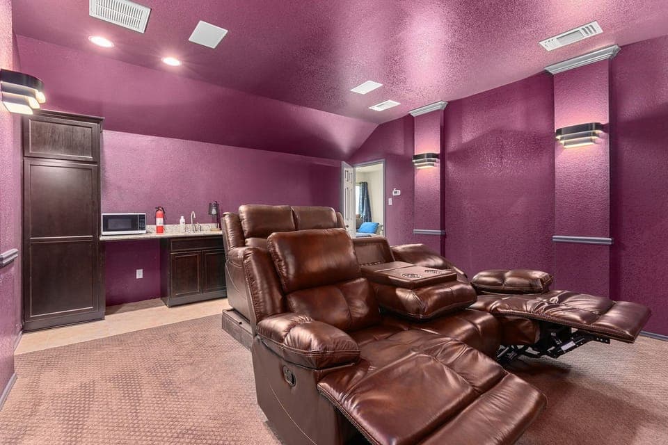 Oh and is that a popcorn station i see back there? YEs it is! and it's got a wash station just incase you accidentally spill the butter on your shirt.