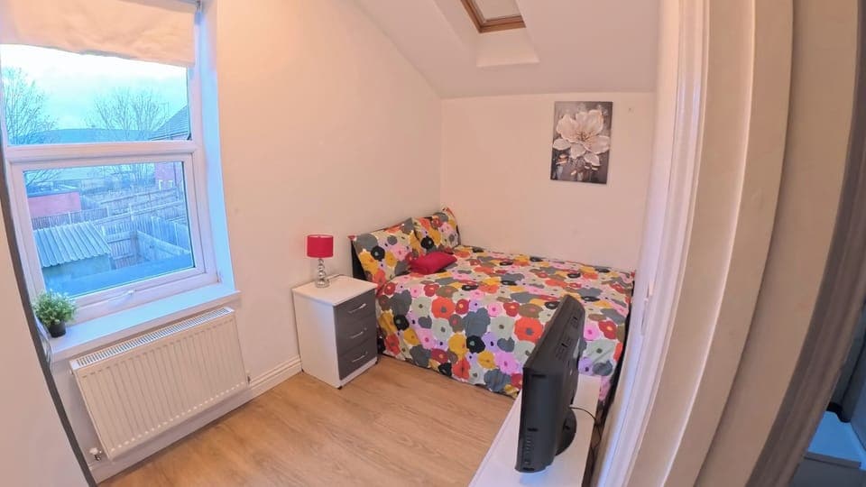 3 bedrooms, iron/ironing board, free WiFi, bed sheets