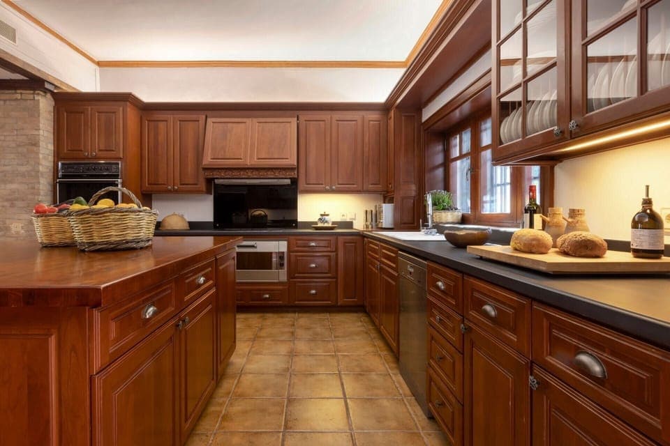 The spacious and extremely well equipped kitchen.