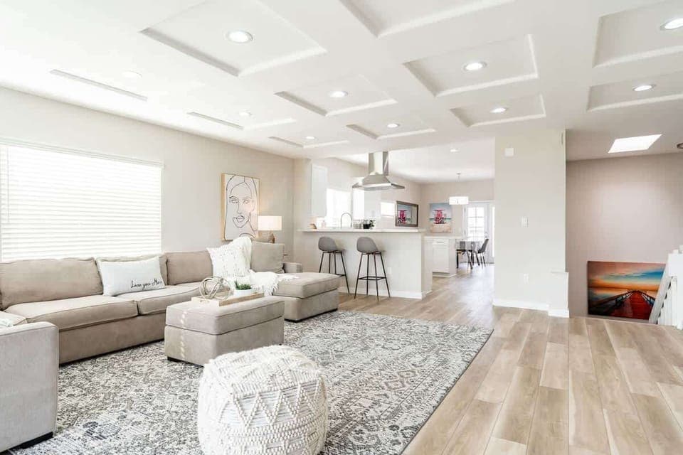 Nestled on a generous 7,000 sq ft lot, this 3,464 sq ft home boasts an airy open-concept design, modern finishes, and elegant furnishings. With ample natural light, cozy lounging spaces, this vacation home is perfect for your stay! ⭐