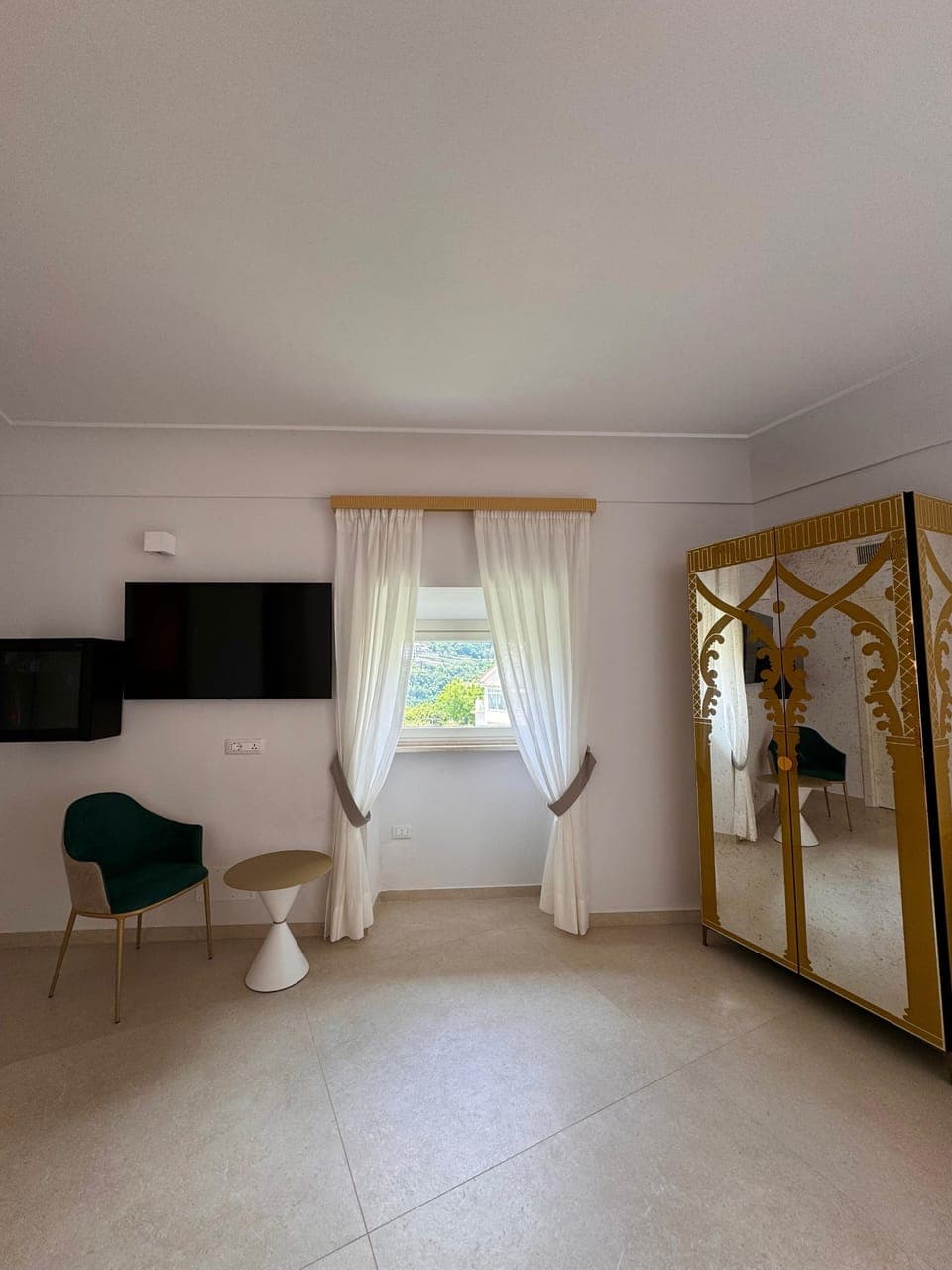 Premier Room, Garden View | Minibar, in-room safe, desk, blackout drapes