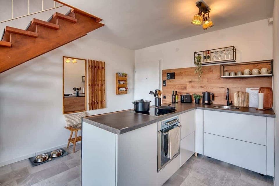 Unsere Küche im offenen Wohnraum hat alles da, um ausgiebig kochen zu können 