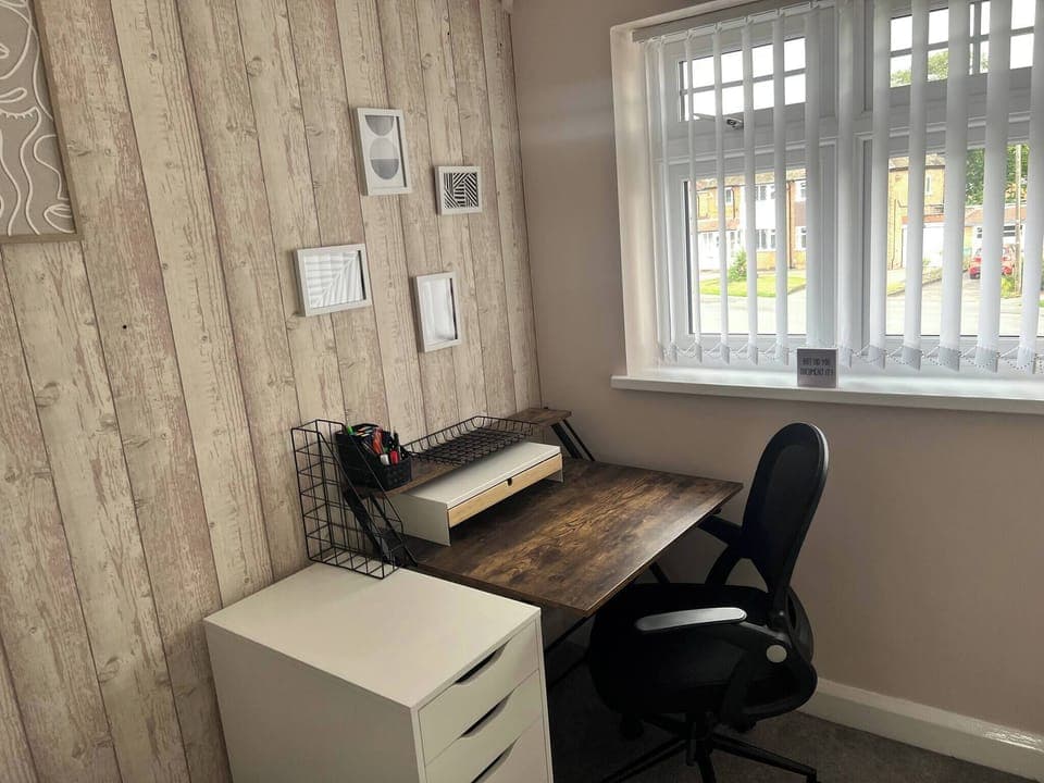 House, 4 Bedrooms, Accessible | Living area | Books