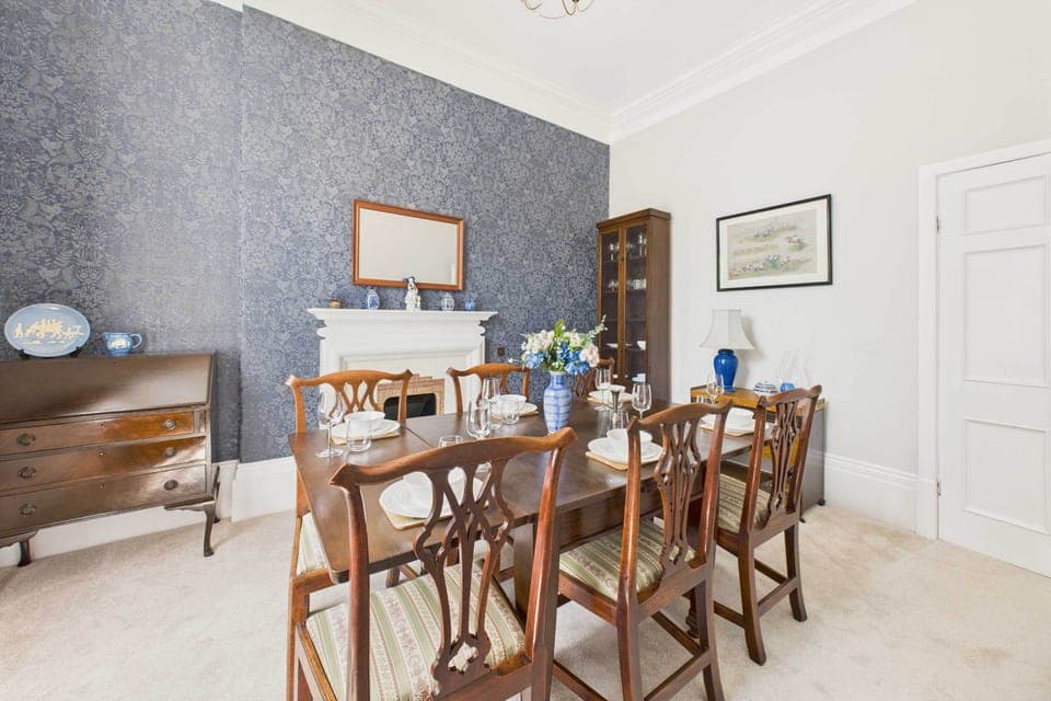 Thorneville House, Knaresborough - Host & Stay