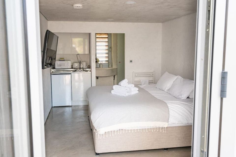 Desk, free WiFi, bed sheets