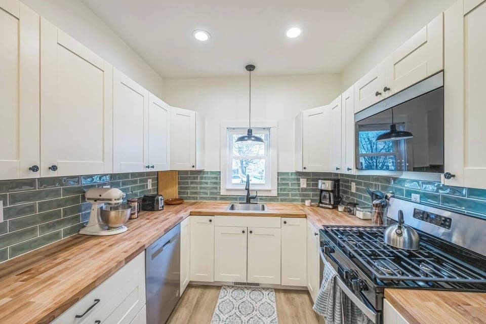 Full kitchen with all things needed to prep, cook and enjoy :) 