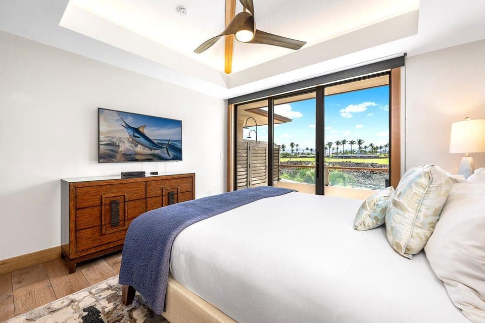 Spacious guest suite with king bed and direct access to the lanai.