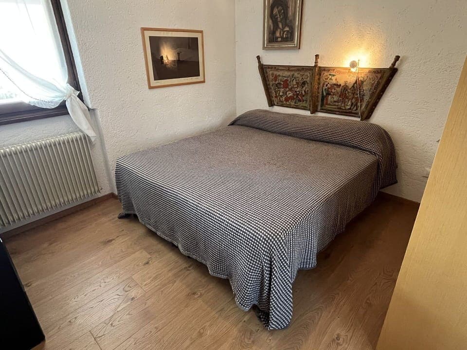 Bedroom, Bed, Bed Sheet, Bedding, Linens, Furniture, Floor, Bed Frame, Interior Design, Apartment