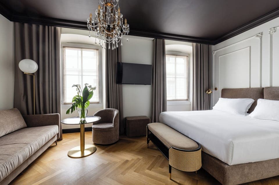 Junior Suite | Hypo-allergenic bedding, down comforters, minibar, in-room safe