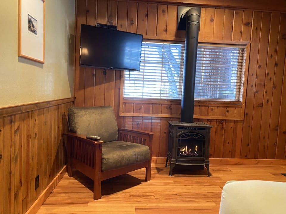 Room, 1 Queen Bed | Desk, laptop workspace, free WiFi, bed sheets