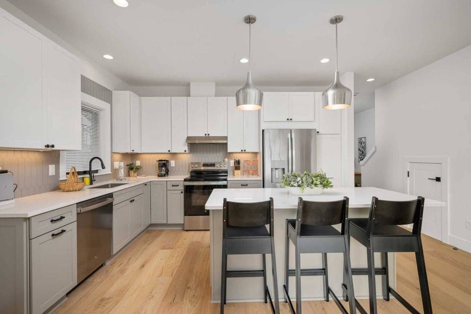 Cook delicious meals for breakfast, lunch, and dinner in this fully equipped kitchen. We suggest grabbing some seafood from a local market.