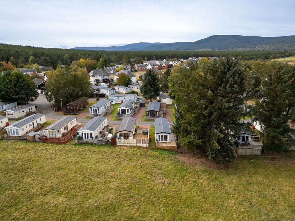 Mountainous Landforms, Snow, Mountain, Town, Winter, Mountain Range, Glacial Landform, Freezing, Hill Station, Slope