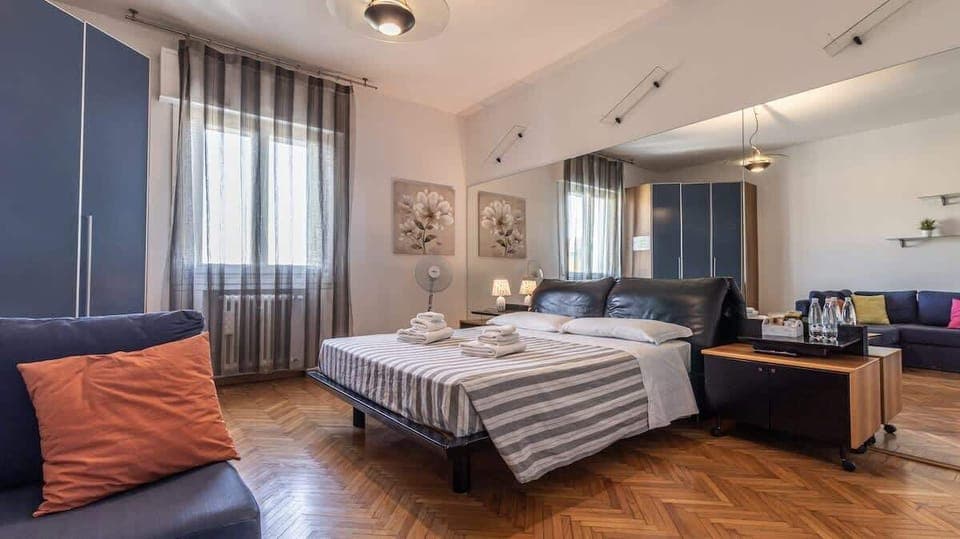 letto matrimoniale, ventilatore, armadio, divano