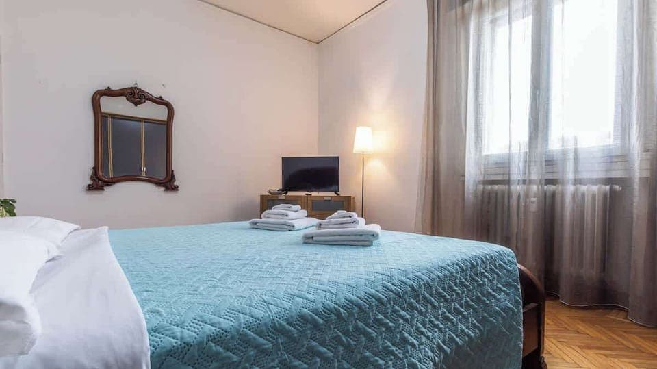 letto matrimoniale e tv, camera luminosa