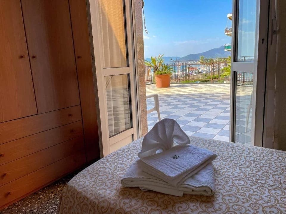 Classic Single Room, Balcony, Sea View | Desk, free WiFi