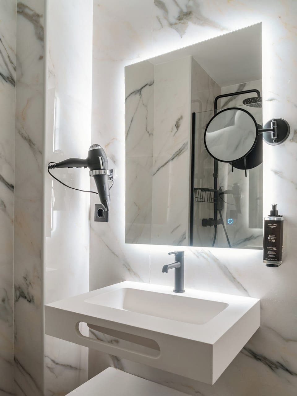 Queen Room with balcony | Bathroom | Shower, eco-friendly toiletries, hair dryer, towels