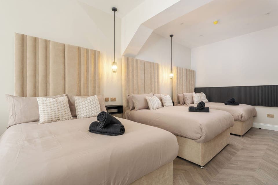 Apartment 1:
A spacious and stylish retreat designed for comfort and convenience, featuring:
✨ Seating area for relaxing
🍽️ Dining area for 4
🛏️ 3 x  double beds
🚿 Private ensuite bathroom