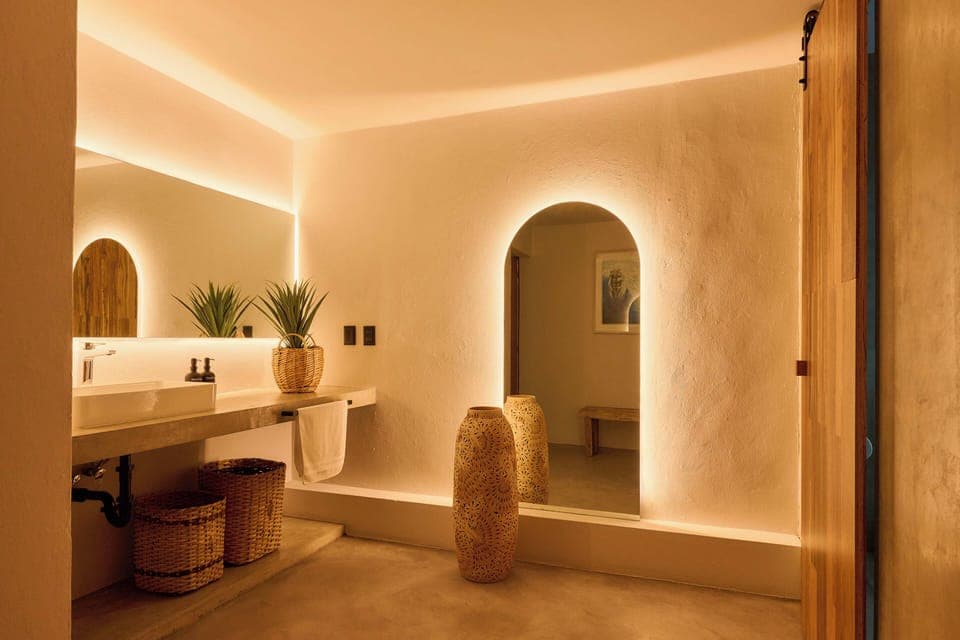 Comfort Suite | Bathroom | Separate tub and shower, towels, soap, shampoo