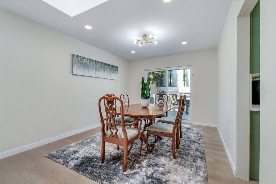 Bright dining area with seating for 6 and sliding door to the backyard.