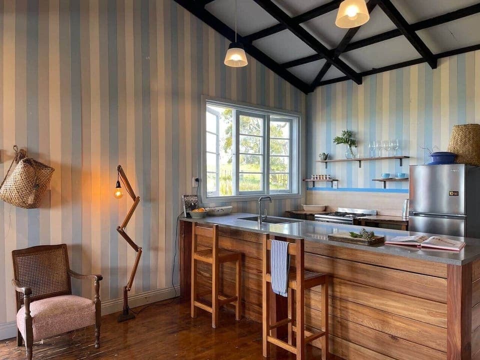 Kitchen space, large stone bench for your culinary creations. 